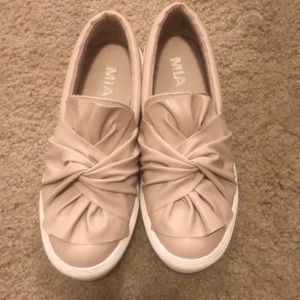 Mia sneakers